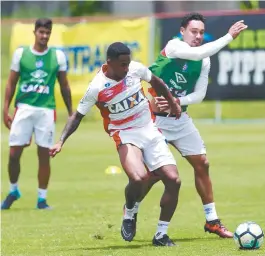  ??  ?? Eduardo e Edigar Junio disputam a bola durante o treino no Fazendão