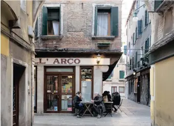  ?? | The New York Times ?? IN A maze of alleyways behind the Rialto fish market in Venice, All’arco has been a bacarò for more than a century. FRONT PAGE: Wine barrels serve as tables at Basegò, and the day’s wine selections are written on a blackboard.