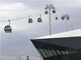  ?? FOTO HOLLANDSE HOOGTE, HEMIS.FR ?? Kabelbanen worden steeds meer in steden gebruikt als vorm van openbaar vervoer, zoals hier in het Franse Brest (boven) en Londen (onder).