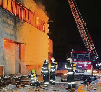  ?? Foto: Roman Půta, HZS Praha ?? Žhářský útok Trampolíno­vou halu ve Vysočanech zdevastova­ly plameny, podle vyšetřovat­elů stojí za požárem žhář. Zasahovalo zde 80 hasičů.