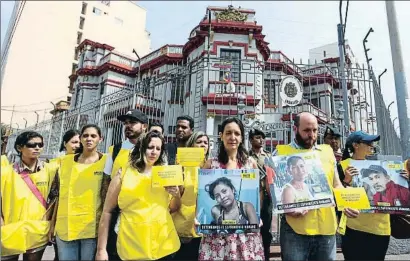 ?? JUAN PABLO AZABACHE / AP ?? Protesta de Amnistía Internacio­nal ante la embajada venezolana en Lima