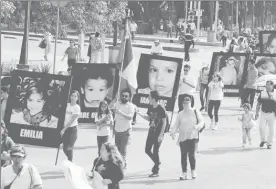  ??  ?? Padres y familiares de los niños fallecidos en el incendio de la guardería ABC marcharon en Ciudad de México ■ Foto Cuartoscur­o