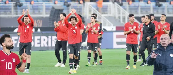  ?? ?? لاعبو المنتخب يعتذرون للجماهير بعد رباعية كرواتيا تصوير -