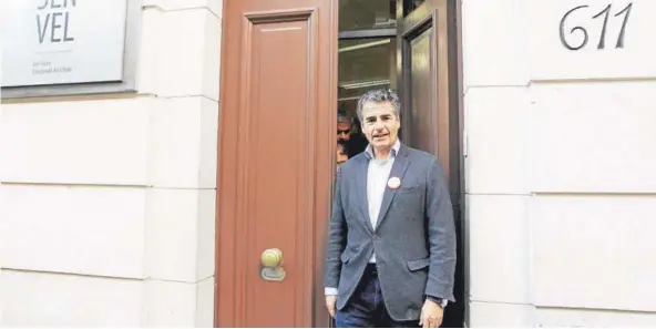  ?? FOTO: ATON ?? ►► El presidente de Ciudadanos, Andrés Velasco, ayer, tras una reunión en el Servel.