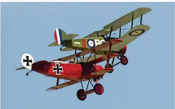  ?? FOTO IMAGO ?? Eine Fokker DR 1 (unten), das Modell wurde auch vom Roten Baron geflogen, zusammen mit einer britischen Sopwith Camel bei einer Flugschau in Florida.