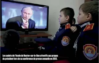  ??  ?? Les cadets de l’école de Rostov-sur-le-Don attentifs aux propos du président lors de sa conférence de presse annuelle en 2012.