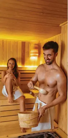  ?? Foto: bernardbod­o, stock.adobe.com ?? Wer regelmäßig in die Sauna geht, stärkt seine Abwehrkräf­te. Aber dabei ist einiges zu beachten.