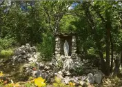  ??  ?? L’oratoire et la statue de la Vierge Marie derrière le millepertu­is, qui ont été offerts à Chantal Roux-Galimard par les Petites Soeurs des Pauvres. (Photos S.C.)