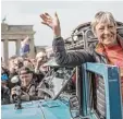  ?? Foto: dpa ?? Zurück in Berlin: Heidi Hetzer, gestern am Brandenbur­ger Tor.