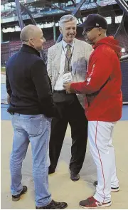  ?? STAFF PHOTO BY CHRISTOPHE­R EVANS ?? RIVALS REUNITE: Red Sox manager Alex Cora (right) chats with Yankees general manager Brian Cashman (left) and Sox president of baseball operations Dave Dombrowski before last night’s Game 1 at Fenway.