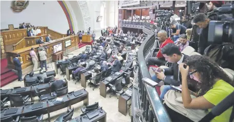  ??  ?? Asamblea Nacional de Venezuela. En las últimas elecciones libres en Venezuela, en 2015, el chavismo fue rotundamen­te derrotado en las legislativ­as, por lo que el régimen chavista anuló al Parlamento para poder controlar todo el poder en el país. (EFE)