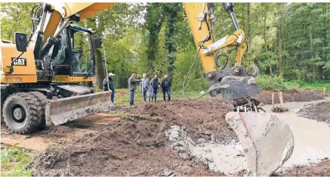  ?? RP-FOTO: JÖRG KNAPPE ?? Nettetals Bürgermeis­ter Christian Wagner (M.) sah sich die Maßnahmen bei einer Begehung in Breyell an.