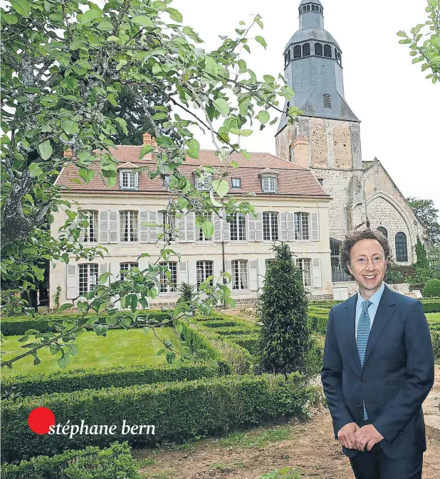  ??  ?? Stéphane, devoto de los monumentos históricos, cumplió en 2013 su sueño de poseer un majestuoso château construido en 1776
stéphane bern