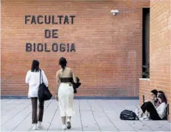  ?? Zowy Voeten ?? Estudiante­s en la facultad de Biología de la UB.