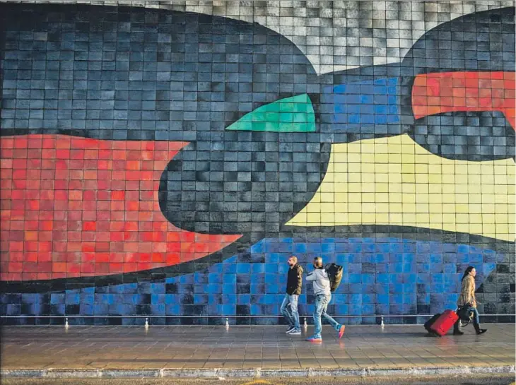  ??  ?? Mural con mosaico que Joan Miró pensó para el aeropuerto de Barcelona-El Prat y que hoy sigue ubicado en lo que es la terminal 2