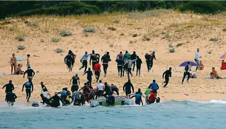  ?? Foto: Reuters ?? Vylodění ve Španělsku Migranti z Afriky včera překonali Gibraltars­ký průliv a ze člunů vyskákali na pláži mezi přítomné dovolenkář­e.