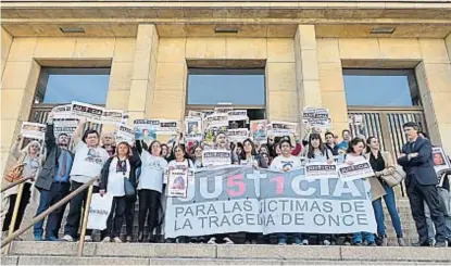  ?? (ANDRÉS D’ELÍA) ?? Emociones cruzadas. Pese a la tragedia, los familiares no dudaron y festejaron el fallo contra De Vido.