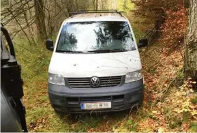  ??  ?? Mitten im Wald, in einem Hohlweg, war das Fluchtauto abgestellt. Hundestrei­fen durchsuche­n die Wälder DANNER, APA