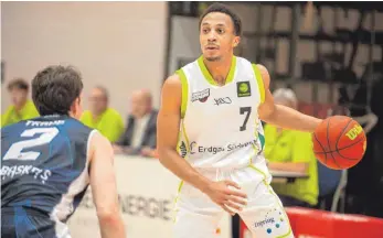  ?? SZ-FOTO: MAS ?? Blick nach vorn: Nach drei Niederlage­n nacheinand­er hoffen die Zweitliga-Basketball­er von Ehingen Urspring (hier Darnell Foreman) wieder auf einen Erfolg – die Aufgabe am Sonntag gegen Spitzenrei­ter Chemnitz könnte aber kaum schwerer sein.