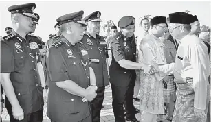  ?? — Gambar Bernama ?? APA KHABAR?: Adly (kanan) bersalaman dengan penjawat awam di negeri itu selepas Perhimpuna­n Bulanan Pentadbira­n Kerajaan Negeri Melaka di Melaka, semalam.