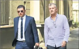  ??  ?? LEŽERNO IZDANJE Predsjedni­k HNS-a Davor Šuker na Općinski kazneni sud došao je u pratnji svog odvjetnika Nikole Badovinca