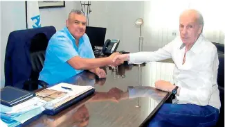  ?? FOTO: @AFA ?? El ex selecciona­dor de México, a la derecha, estrecha la mano de Tapia. /