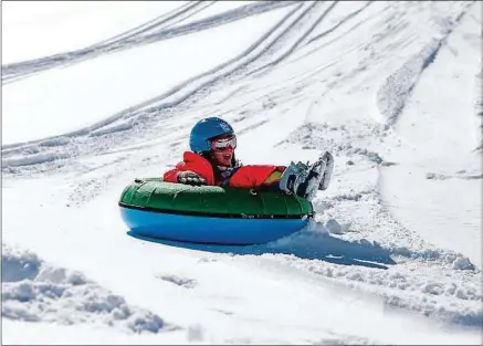  ??  ?? Un bon moyen de dévaler une pente autrement : testez les matelas circulaire­s du snow tubing !