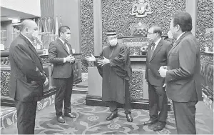  ?? — Gambar Bernama ?? RAMAH MESRA: Rais (tengah) beramah mesra bersama (dari kiri) John Ambrose, Radzi, Teo dan Bobbey selepas upacara mengangkat sumpah jawatan Senator di Dewan Negara, Kuala Lumpur semalam.