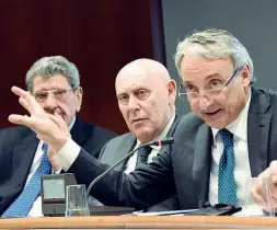  ??  ?? Regista Giuseppe Pasini (a destra) al tavolo delle 12 associazio­ni (LaPresse)