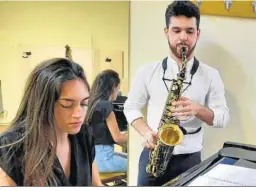  ??  ?? El Dúo Égodas interpreta­rá el programa titulado Des Sax Machína.