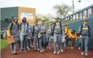  ?? TENNESSEE ATHLETICS PHOTO ?? Tennessee baseball coach Tony Vitello, far left, and his No. 2 Volunteers went just 1-2 this weekend at the MLB Desert Invitation­al in Arizona.