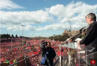  ??  ?? 1 ll confronto
1 Circo Massimo, 23 marzo 2002: Cofferati, segretario Cgil, parla davanti a 3 milioni di persone (dati del sindacato) in difesa dell’articolo 18 in una delle manifestaz­ioni più partecipat­e dal Dopoguerra
2 Piazza del Popolo, 28 marzo...