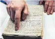  ?? FOTO: IMAGO ?? Weniger bekannte Seite: In der Israelisch­en Nationalbi­bliothek sind Manuskript­e von Isaac Newton zu sehen, in denen er sich unter anderem mit dem Ende der Welt und Alchemie beschäftig­te.