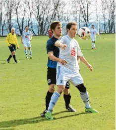  ?? Foto: Dieter Mack ?? Der Hainsfarth­er Dennis Schröppel (weißes Trikot) gab die Vorlage zum 2:1 Siegtref fer gegen den SC Wallerstei­n.