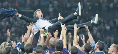  ??  ?? CAMPEÓN. Los jugadores del Barça mantean a Luis Enrique tras ganar la Champions en 2015.