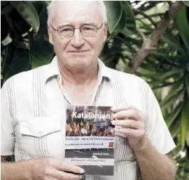  ?? Foto: S. Kippes ?? Helmut Jutzi und sein Buch über den Katalonien-Konflikt.