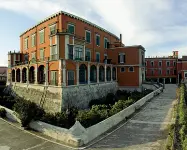  ?? ?? Le strutture Sopra, il castello di Marigliano. Al centro l’anfiteatro di Pozzuoli. Nella foto grande l’antro della Sibilla