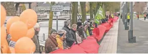  ?? FOTO: MARKUS VAN OFFERN ?? Entlang des Ufers an der Klever Hochschule stellten sich die Teilnehmer der Menschenke­tte auf.