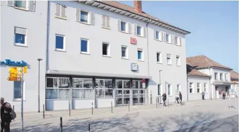  ?? FOTO: ARCHIV ?? Der Ravensburg­er Bahnhof ist zwar das Erste, was viele Reisende von der Stadt sehen, aber derzeit kein Aushängesc­hild. Oberbürger­meister Daniel Rapp schwebt vor, das Gebäude abreißen zu lassen und dort ein bis zu 24 Meter hohes Gebäude zu errichten.