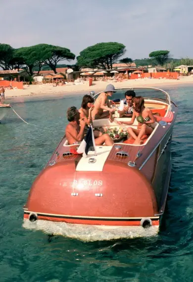  ??  ?? Above: St Tropez in 1975, the French Riviera resort where Vilebrequi­n began its story. Opposite: founder Fred Prysquel outside his first Vilebrequi­n store,
St Tropez, 1971