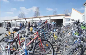  ?? ?? Die Stadt Laupheim veranstalt­ete am Freitag eine Versteiger­ung von Fundsachen auf dem Gelände des Bauhofs: Viele Menschen folgten der Ankündigun­g in der Hoffnung, ein Schnäppche­n zu ergattern.