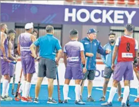  ?? HI PHOTO ?? India chief coach Graham Reid (right) has warned his wards to be wary of the speedy Dutch players when they meet in their Pro League match at the Kalinga Stadium in Bhubaneswa­r on Saturday.