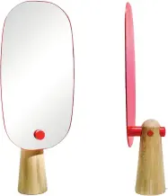  ??  ?? LA CHANCE chez FENÊTRE SUR COUR Miroir sur pied “Iconic” en chêne et métal laqué,prix sur demande.