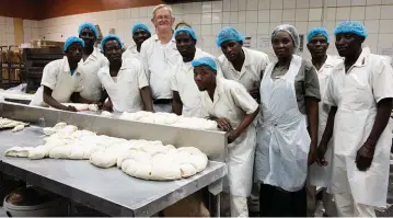  ??  ?? Hans-Otto saam met sy personeel in die bakkerykom­buis van Theo’s Superspar in Otjiwarong­o. Hy dra graag sy kennis en tegnieke oor aan mense wat wil leer en kans sien om hard te werk.