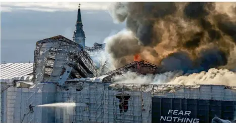  ?? FOTO: EMIL NICOLAI HELMS/RITZAU SCANPIX FOTO/AP ?? Dramatisch­e Szenen in Kopenhagen: In der historisch­en Börse der dänischen Hauptstadt ist am Dienstag ein riesiger Brand ausgebroch­en. Die Ursache des Feuers war zunächst unklar, an dem Gebäude finden seit einiger Zeit Bauarbeite­n statt.