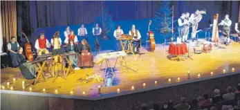  ?? SZ-FOTO: JAHU ?? Die Musiker bei ihrem Auftritt im Großen Saal der Lindenhall­e.