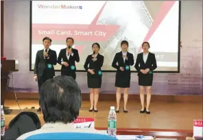  ??  ?? A team presents business ideas on Boa Vida Macao at the Eighth APCEA Business Presentati­on Contest’s Zhuhai Division finals.