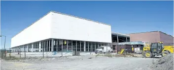  ?? JULIE JOCSAK/STANDARD STAFF ?? Developmen­t of the Pelham community centre and twin-pad arena complex southwest of Rice Road and Highway 20 in Fonthill is taking shape.