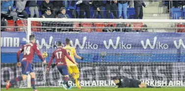  ??  ?? EL SEGUNDO. Charles anotó de esta forma el gol que encarrilab­a la victoria, con un tanto marca de la casa.