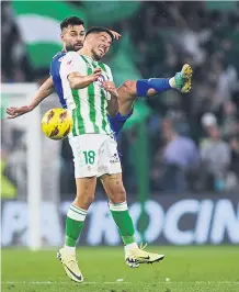  ?? EP ?? Fornals y Duarte disputan un balón en el Betis - Alavés.